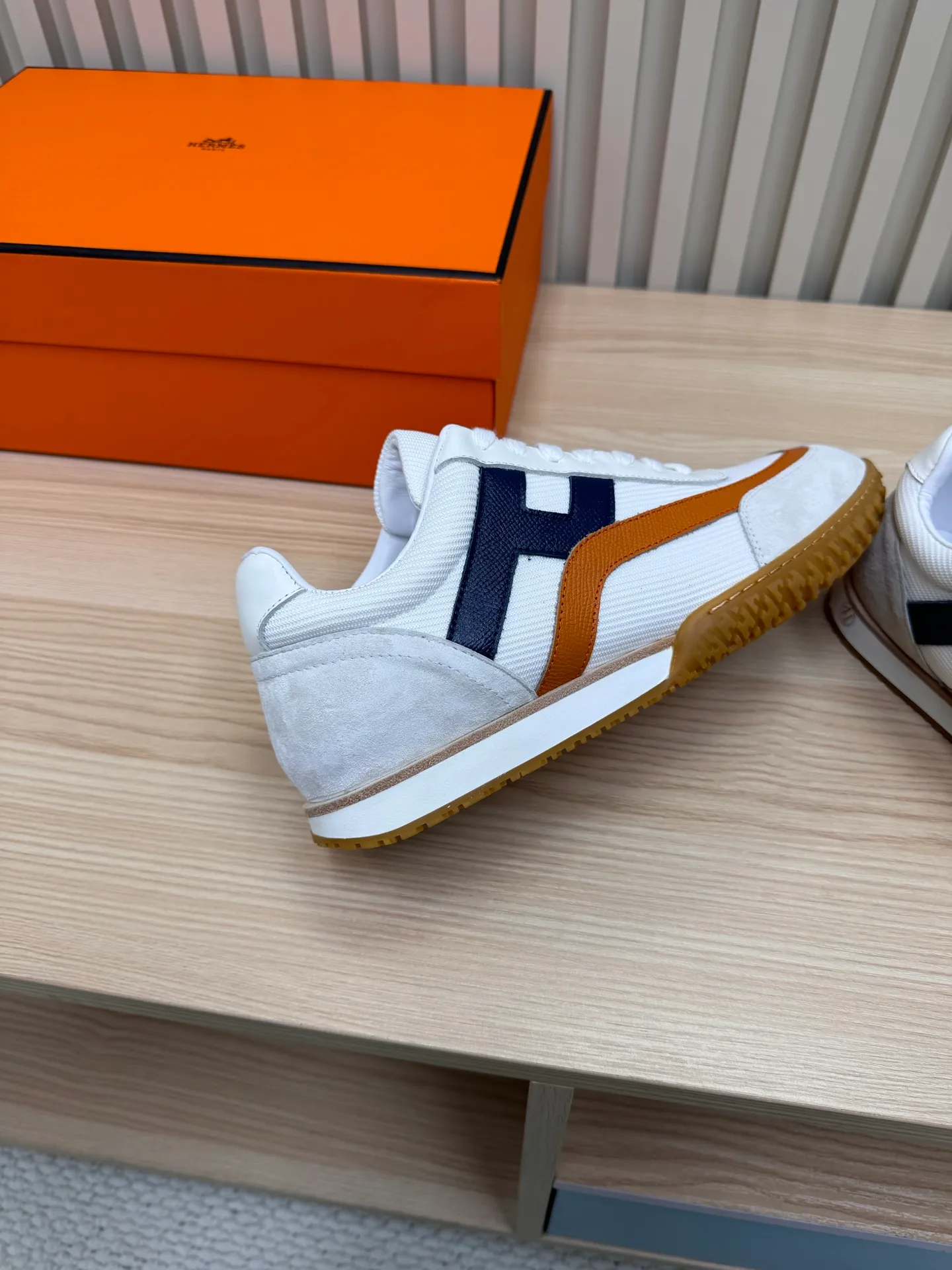 👟👟Ex-factory price 600👟👟 Hermes / Top version #couple style 24ss casual sneakers Suede goatskin sneakers decorated with contrasting patterns and iconic "H" details, beautifully packaged at the delivery counter🛍📦 Fabric: suede + down cloth Lining: mixed sheep lining Outsole: original TPU Bottom thickness: 2CM Size: 35-45